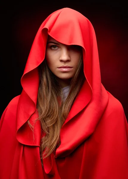 Studio kırmızı pelerini ile güzel bir kadın Stok Fotoğraf