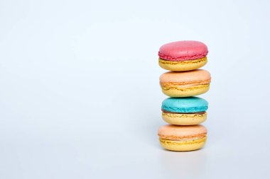 Beyaz arka planda bir yığın badem kurabiyesi, badem kurabiyesi.