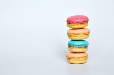 Beyaz arka planda bir yığın badem kurabiyesi, badem kurabiyesi.