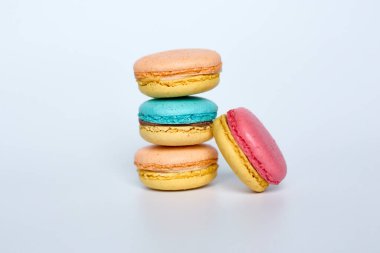 Beyaz arka planda bir yığın badem kurabiyesi, badem kurabiyesi.