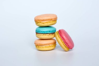 Beyaz arka planda bir yığın badem kurabiyesi, badem kurabiyesi.