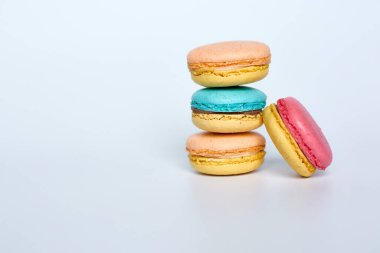 Beyaz arka planda bir yığın badem kurabiyesi, badem kurabiyesi.