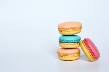 Beyaz arka planda bir yığın badem kurabiyesi, badem kurabiyesi.