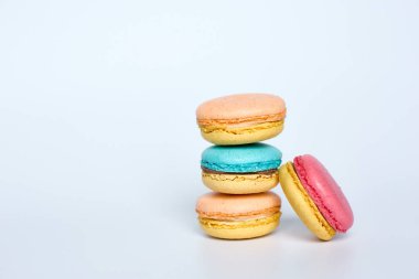 Beyaz arka planda bir yığın badem kurabiyesi, badem kurabiyesi.