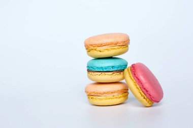 Beyaz arka planda bir yığın badem kurabiyesi, badem kurabiyesi.