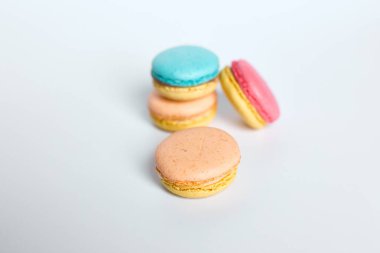 Makaronlar beyaz arkaplanda, Macaroonlar beyaz arkaplanda yatar.