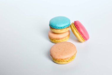 Makaronlar beyaz arkaplanda, Macaroonlar beyaz arkaplanda yatar.