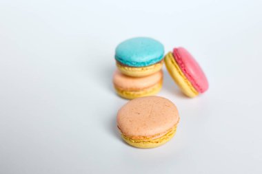 Makaronlar beyaz arkaplanda, Macaroonlar beyaz arkaplanda yatar.