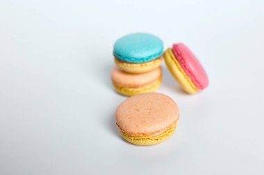 Makaronlar beyaz arkaplanda, Macaroonlar beyaz arkaplanda yatar.