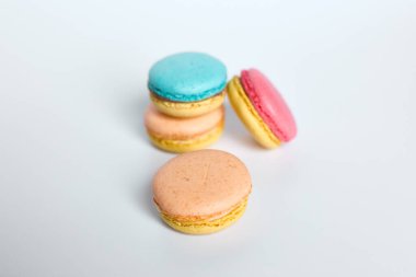 Makaronlar beyaz arkaplanda, Macaroonlar beyaz arkaplanda yatar.