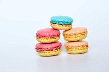 Makaronlar beyaz arkaplanda, Macaroonlar beyaz arkaplanda yatar.