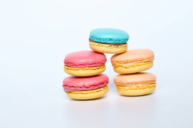 Makaronlar beyaz arkaplanda, Macaroonlar beyaz arkaplanda yatar.