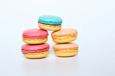 Makaronlar beyaz arkaplanda, Macaroonlar beyaz arkaplanda yatar.