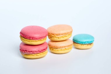 Makaronlar beyaz arkaplanda, Macaroonlar beyaz arkaplanda yatar.