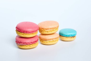 Makaronlar beyaz arkaplanda, Macaroonlar beyaz arkaplanda yatar.