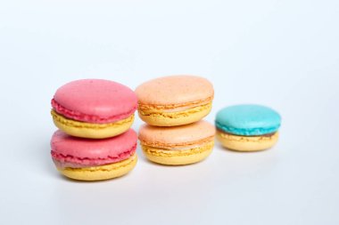 Makaronlar beyaz arkaplanda, Macaroonlar beyaz arkaplanda yatar.