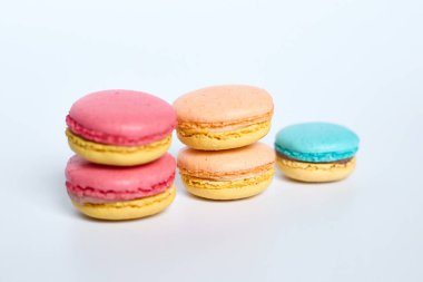 Makaronlar beyaz arkaplanda, Macaroonlar beyaz arkaplanda yatar.
