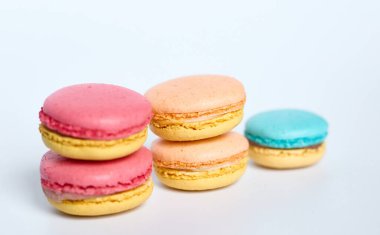 Makaronlar beyaz arkaplanda, Macaroonlar beyaz arkaplanda yatar.