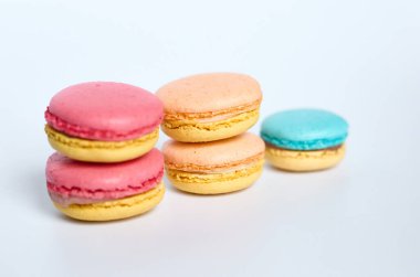 Makaronlar beyaz arkaplanda, Macaroonlar beyaz arkaplanda yatar.