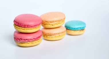 Makaronlar beyaz arkaplanda, Macaroonlar beyaz arkaplanda yatar.