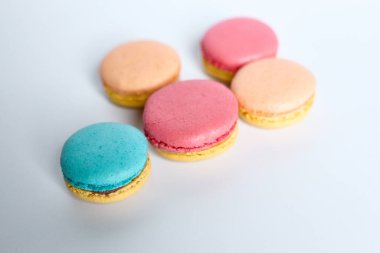 Makaronlar beyaz arkaplanda, Macaroonlar beyaz arkaplanda yatar.