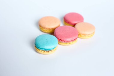 Makaronlar beyaz arkaplanda, Macaroonlar beyaz arkaplanda yatar.