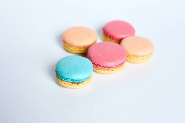 Makaronlar beyaz arkaplanda, Macaroonlar beyaz arkaplanda yatar.