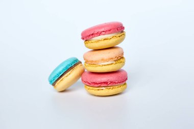 Beyaz arka planda bir yığın badem kurabiyesi, badem kurabiyesi.