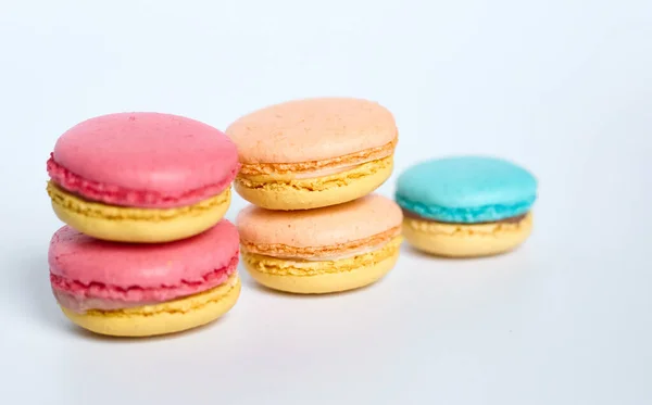 Makaronlar beyaz arkaplanda, Macaroonlar beyaz arkaplanda yatar.