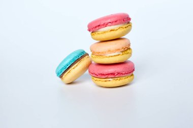 Beyaz arka planda bir yığın badem kurabiyesi, badem kurabiyesi.