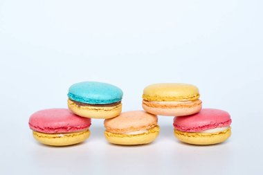 Makaronlar beyaz bir zemin üzerinde sersemletici bir sırayla yatarlar.