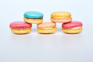 Makaronlar beyaz bir zemin üzerinde sersemletici bir sırayla yatarlar.