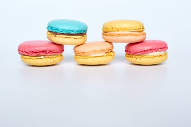 Makaronlar beyaz bir zemin üzerinde sersemletici bir sırayla yatarlar.