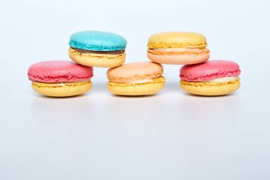 Makaronlar beyaz bir zemin üzerinde sersemletici bir sırayla yatarlar.