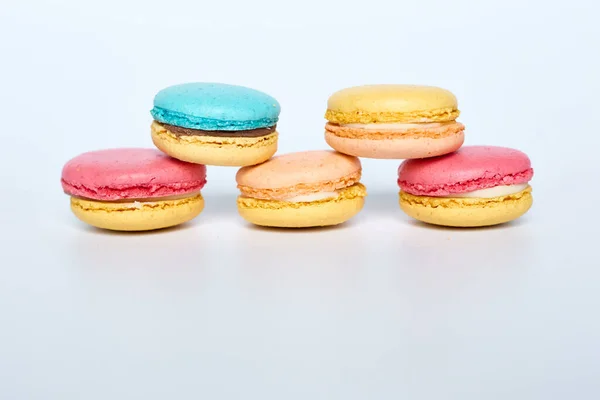 Makaronlar beyaz bir zemin üzerinde sersemletici bir sırayla yatarlar.