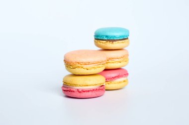 Beyaz arkaplanda bir yığın badem kurabiyesi