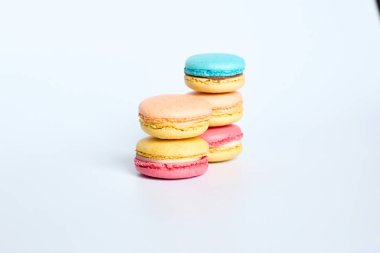 Beyaz arkaplanda bir yığın badem kurabiyesi