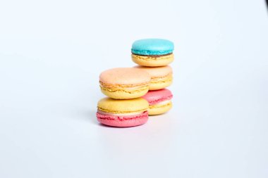 Beyaz arkaplanda bir yığın badem kurabiyesi