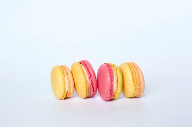 Makaronlar beyaz arkaplanda yatar