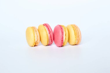 Makaronlar beyaz arkaplanda yatar