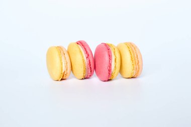 Makaronlar beyaz arkaplanda yatar