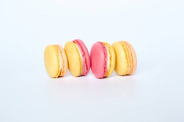 Makaronlar beyaz arkaplanda yatar