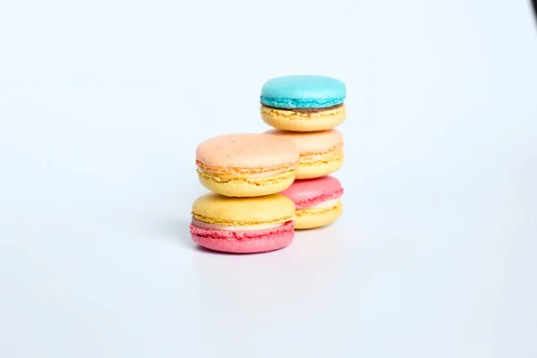 Pile de macarons sur fond blanc — Photo