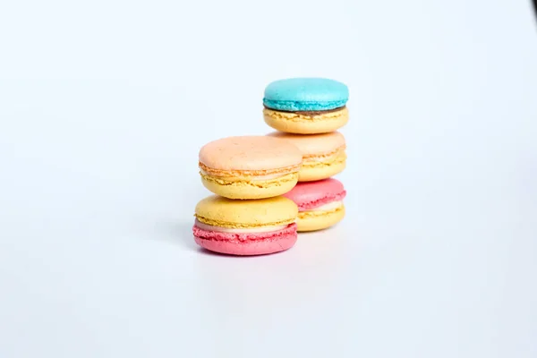 Pilha de macaroons em um fundo branco — Fotografia de Stock