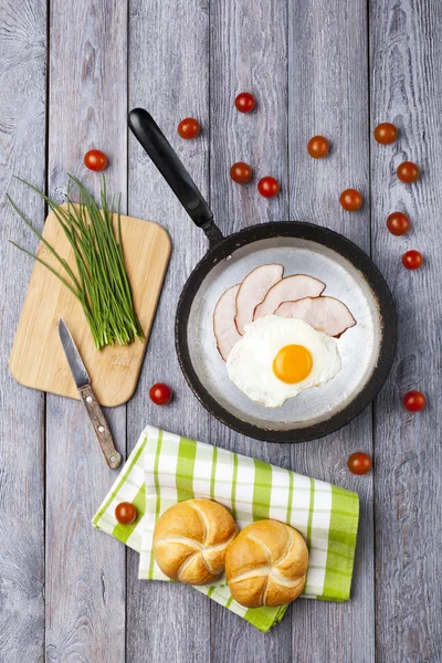 Huevo frito y desayuno de jamón — Foto de Stock