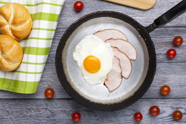 Huevo frito y desayuno de jamón — Foto de Stock