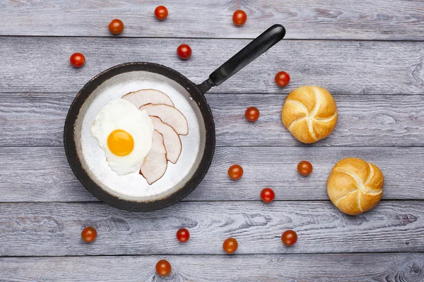 Huevo frito y desayuno de jamón — Foto de Stock