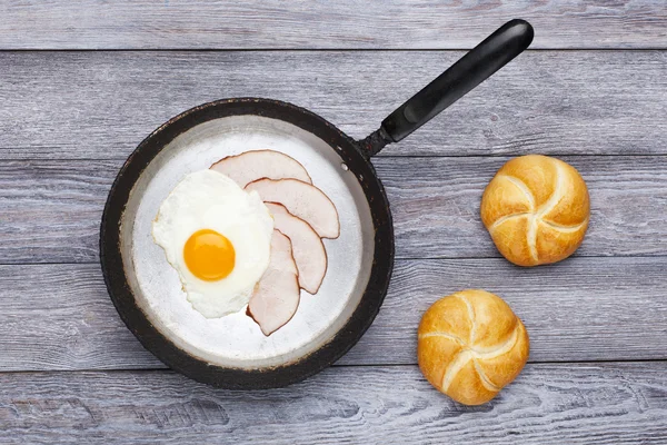 Huevo frito y desayuno de jamón — Foto de Stock
