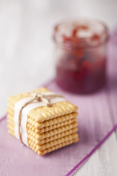 Vers gebakken koekjes en rood fruit jam — Stockfoto