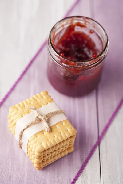 Galletas recién horneadas y mermelada de frutas rojas —  Fotos de Stock